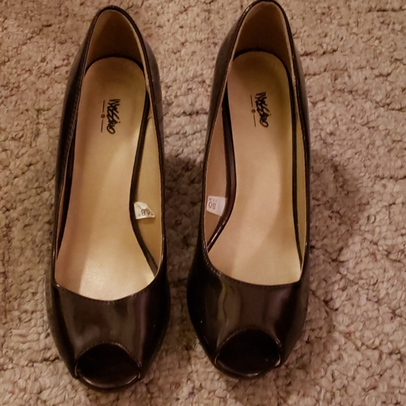 Shoes - Picture 2 of 5